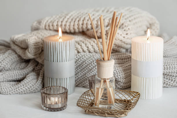 composition confortable à la maison avec des bougies, des bâtons d’arôme et un élément tricoté. - parfums d'ambiance photos et images de collection